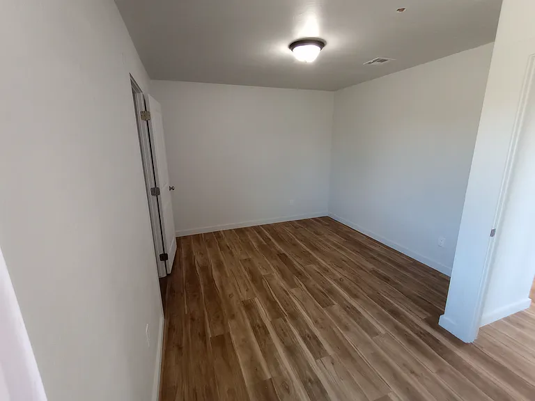 404 SW Grand Blvd #1 — Photo 7