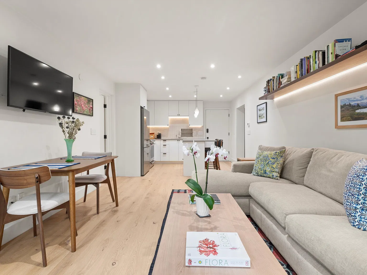 2 bed, 878 sqft, $7,800 — Photo 3