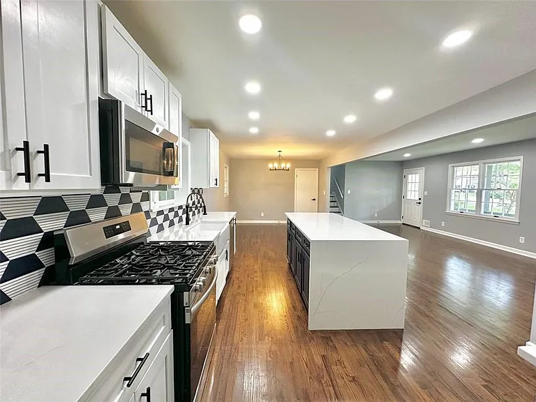 210 Suburban Dr NE — Photo 10