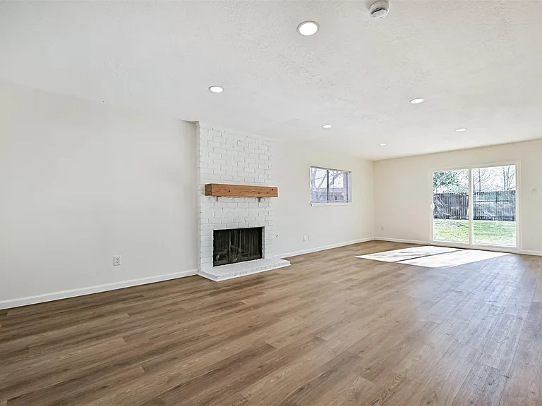 425 E Castle Harbour Dr — Photo 4