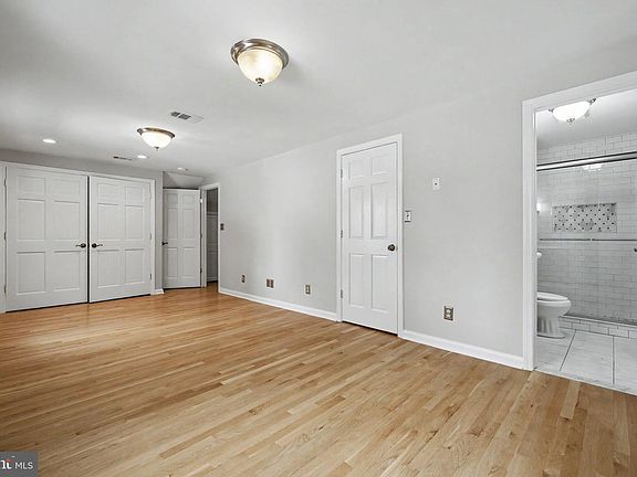 5th image of 3128 Wayne Rd