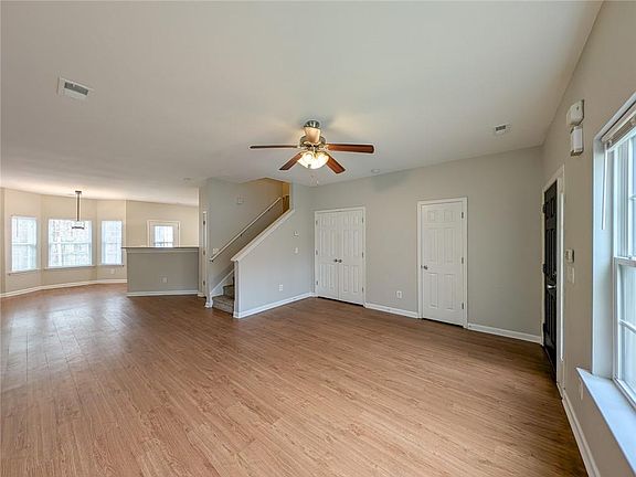 3rd image of 511 Creel Ln