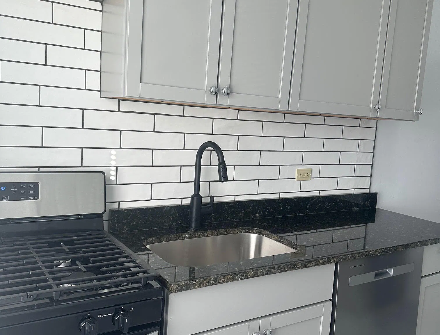 4033 W Melrose St — Photo 1