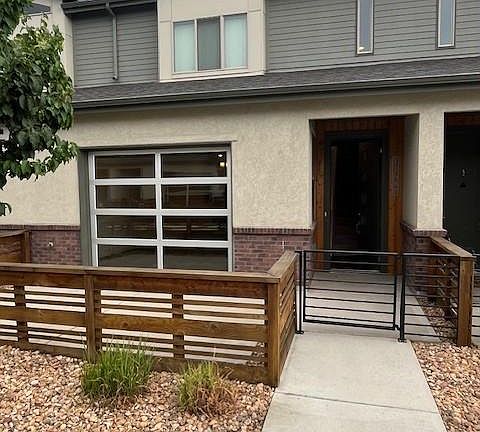 Exterior view/ gated patio