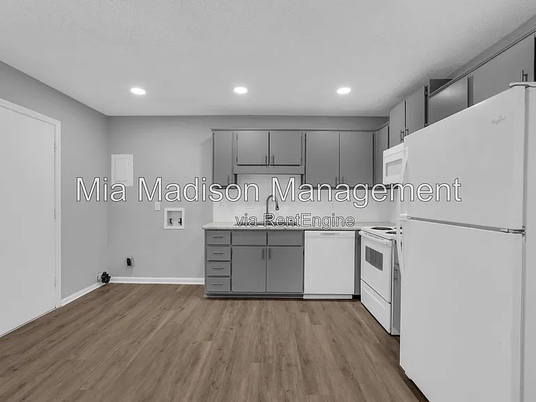 111 E Mell St #24 — Photo 20