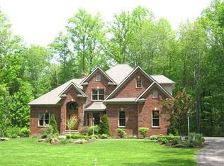 10435 Locust Grove Dr, Chardon, OH 44024