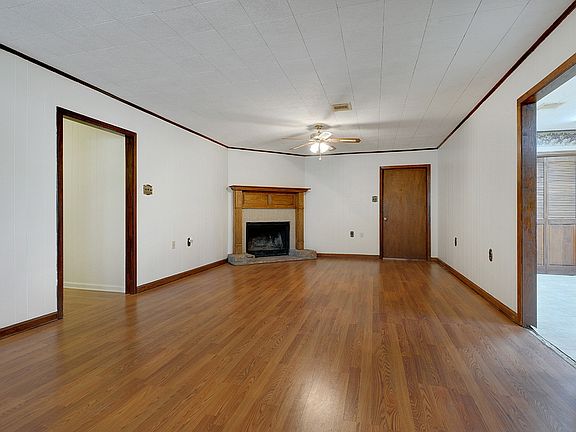 2nd image of 32437 Oakenwood St
