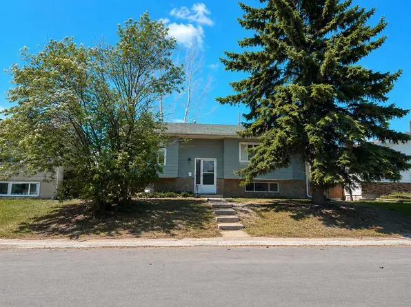 215 E Penbrooke Way SE, Calgary, AB T2A 3S7