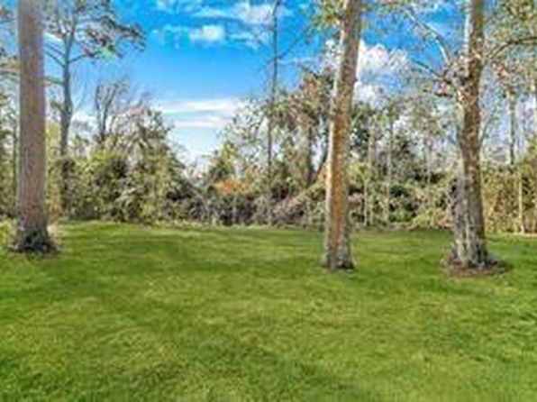1 Crystal Lake Ln, Mandeville, LA 70471