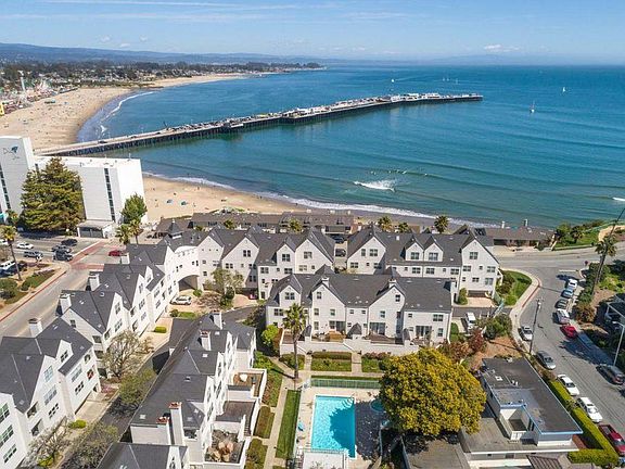 5 minute walk to Cowell's Beach