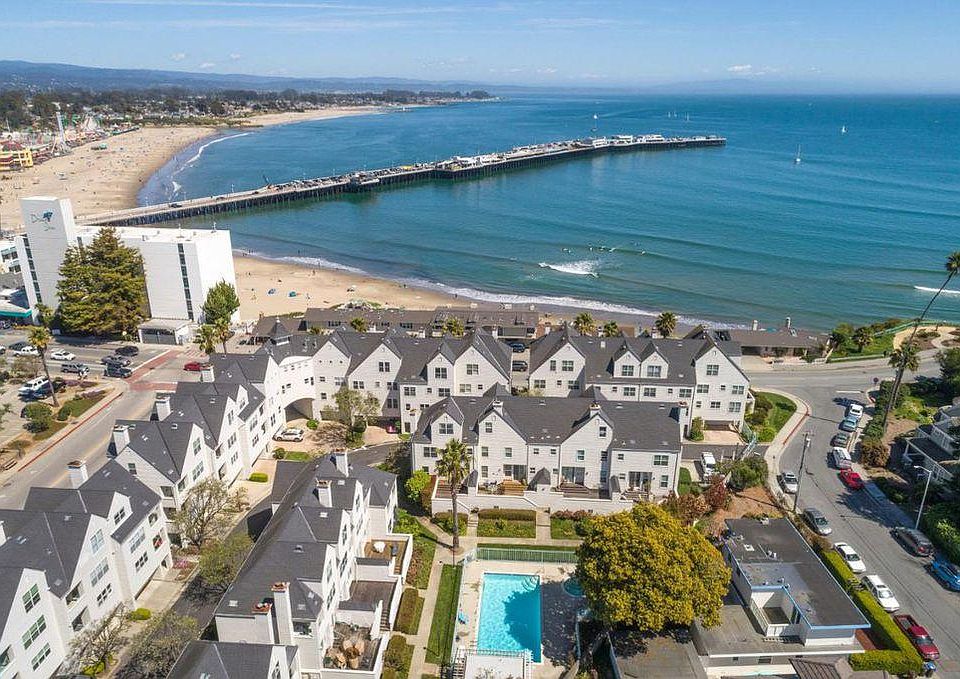 5 minute walk to Cowell's Beach