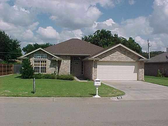3rd image of 825 Sugarbush Ln