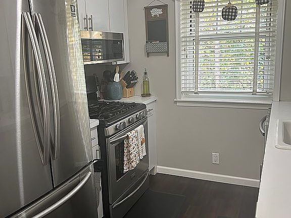 4th image of 3660-3676 Park Ave