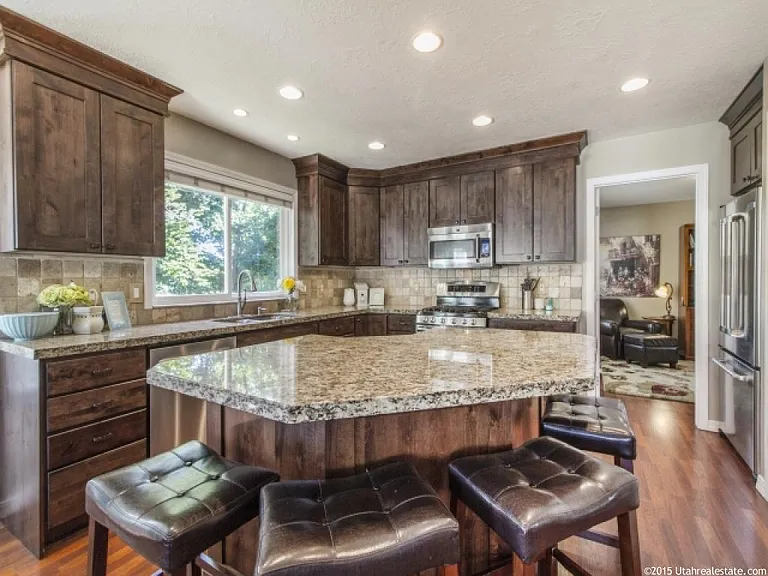 112 E Sweet Berry Dr — Photo 3