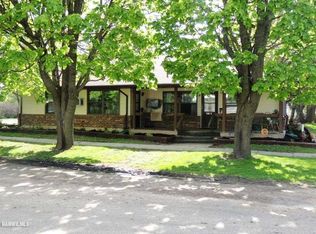 220 N West St APT 3, Dakota, IL 61018