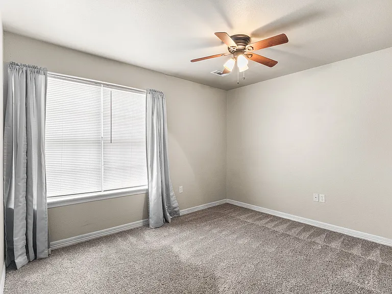 1772 N Chestnut Ave — Photo 16
