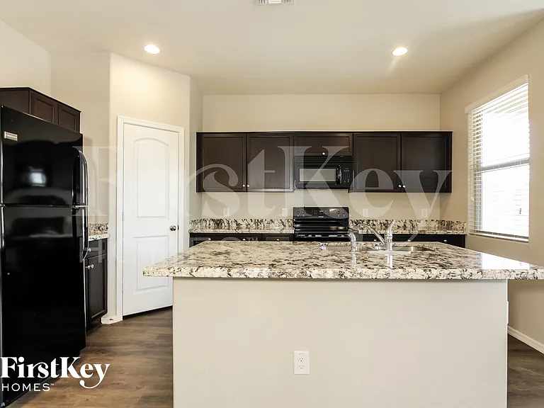 2635 W Tamarisk Ave — Photo 5