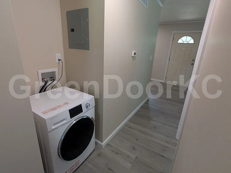 405 Holiday Dr — Photo 8