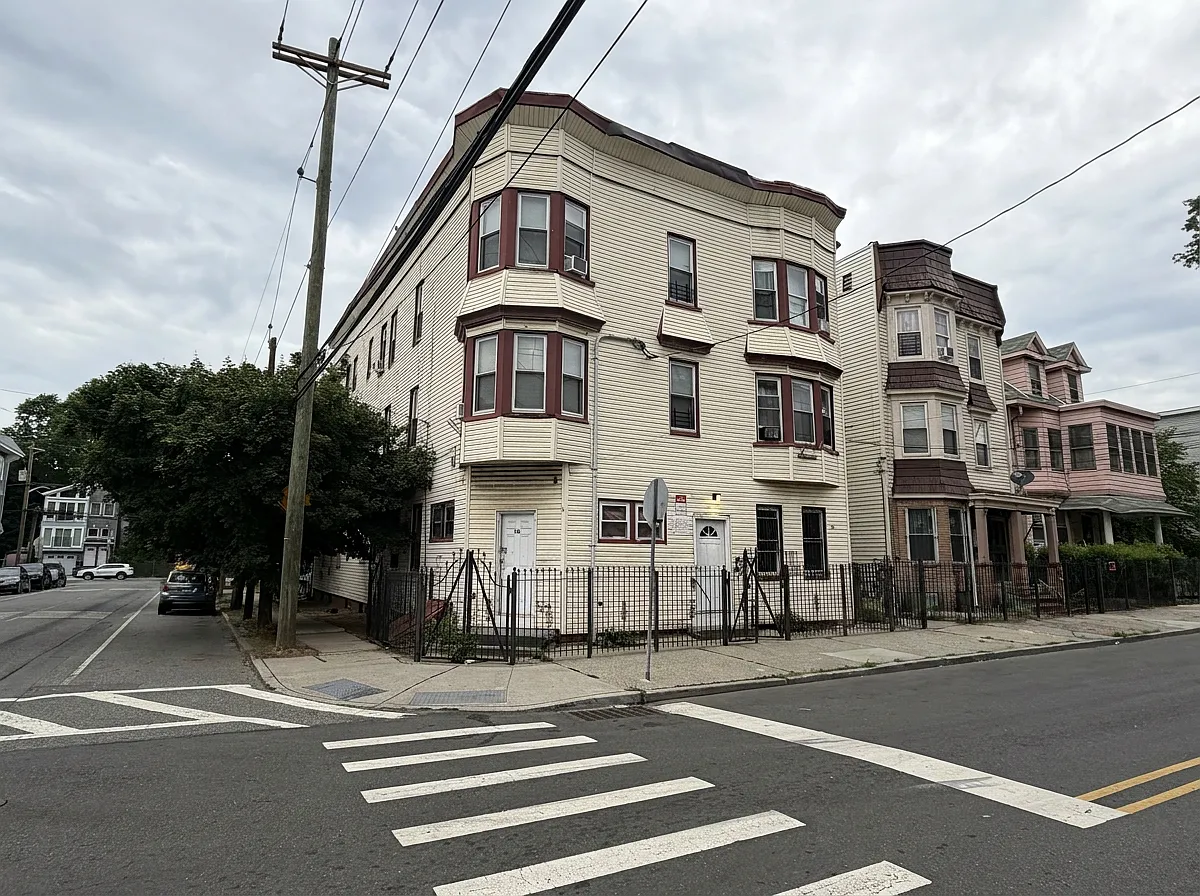 2 bed, 900 sqft, $1,800 — Photo 1