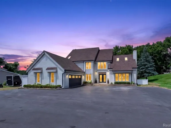 5136 Commerce Rd, West Bloomfield, MI 48324