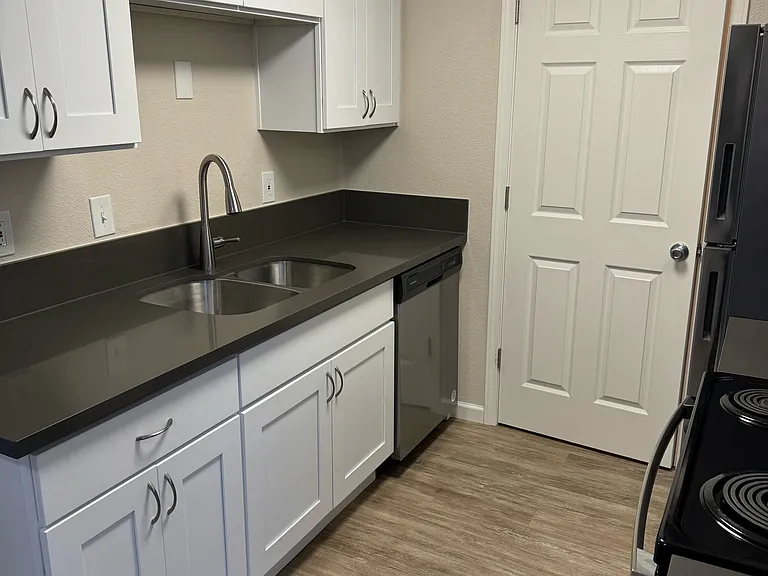 Emerald Park Apartments — Photo 2