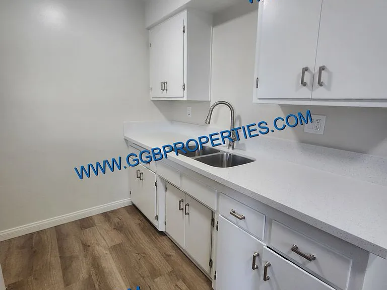 727-741 Orizaba Ave — Photo 9