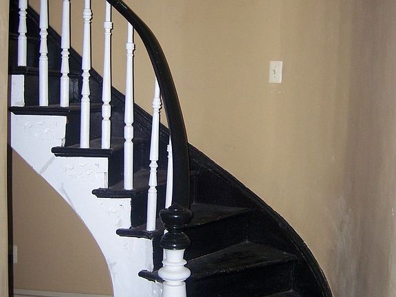 Foyer staircase to 2nd level