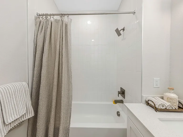 Everest Largo Apartments — Photo 33