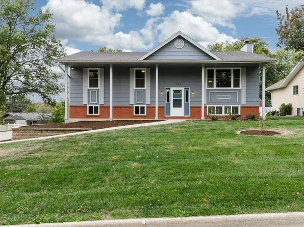 1527 Pleasant Dr, Pella, IA 50219