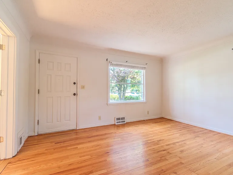 3224 N Altadena Ave — Photo 7
