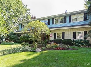 40 Bluebird Ln, Naperville, IL 60565
