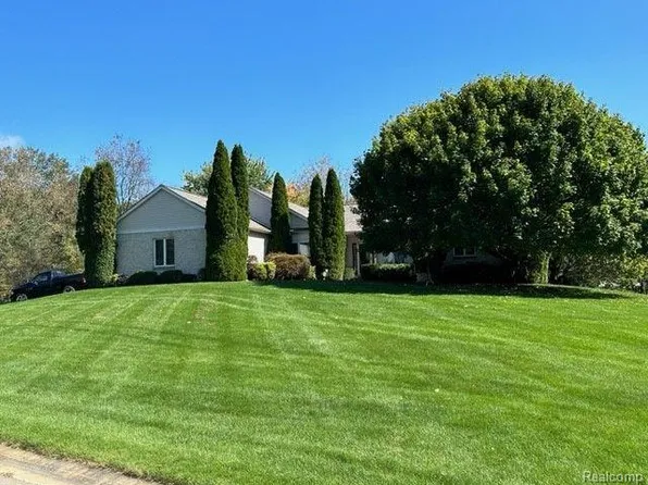 5462 E Alyssa Ct, White Lake, MI 48383