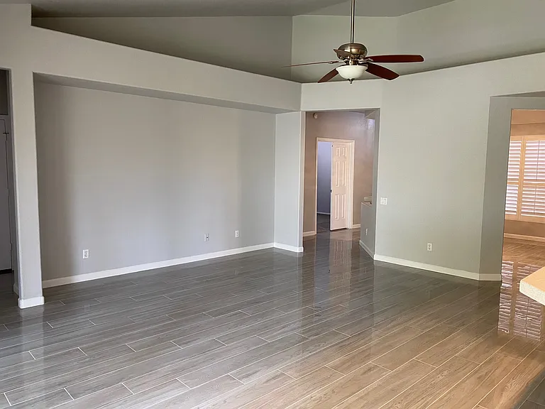 3358 E Wickieup Ln — Photo 5