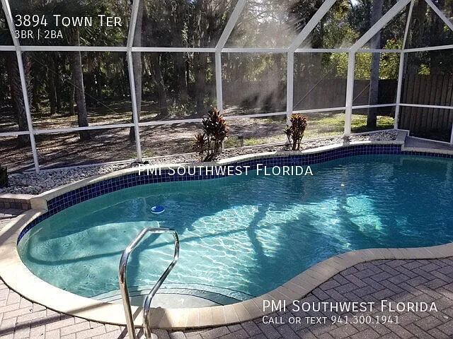 Beautiful 3 bedroom with Fireplace & Pool! — Photo 3