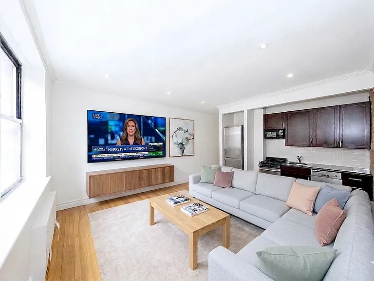 340 E 61st St #2B — Photo 1