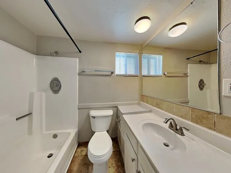1402 W Mercer Ln #3 — Photo 2