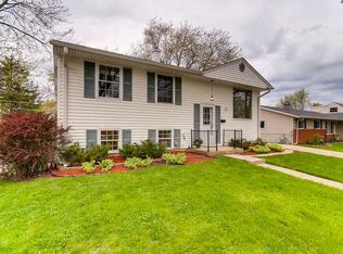 210 Cherrywood Rd, Buffalo Grove, IL 60089