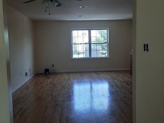 3rd image of 131 Ege Ave