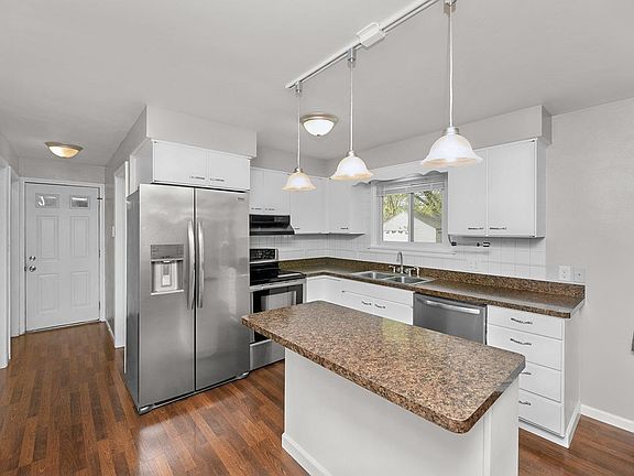 2nd image of 1115 Laurel St