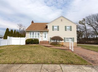 19 N Brittany Dr, Bethpage, NY 11714