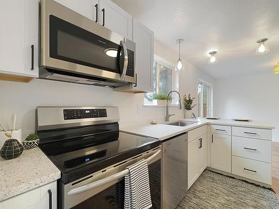 4th image of 16475 Carter Ct