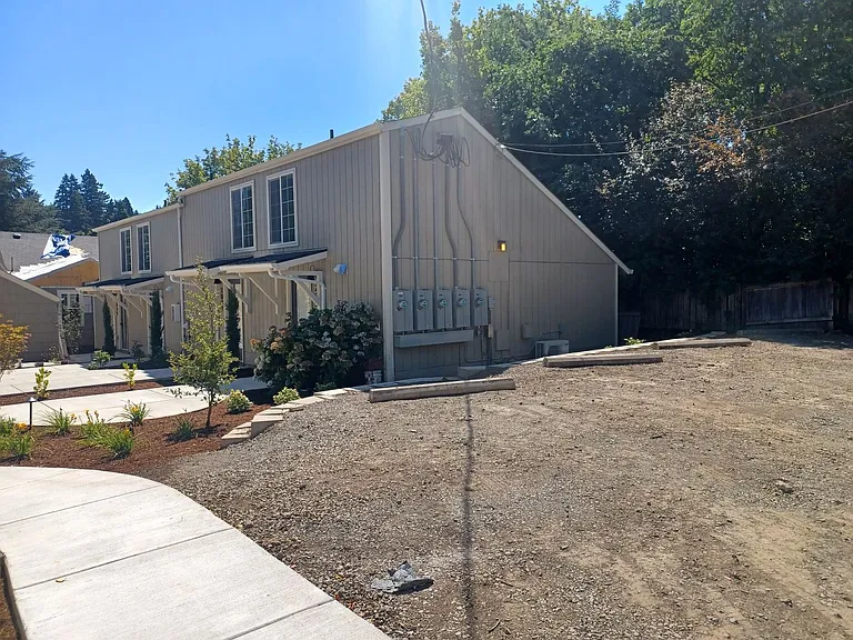 2035-2044 Emerald St — Photo 13