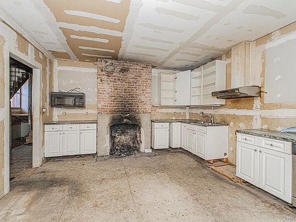 5th image of 102 wright Street