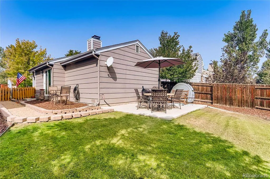 2340 Redwood Ave — Photo 3