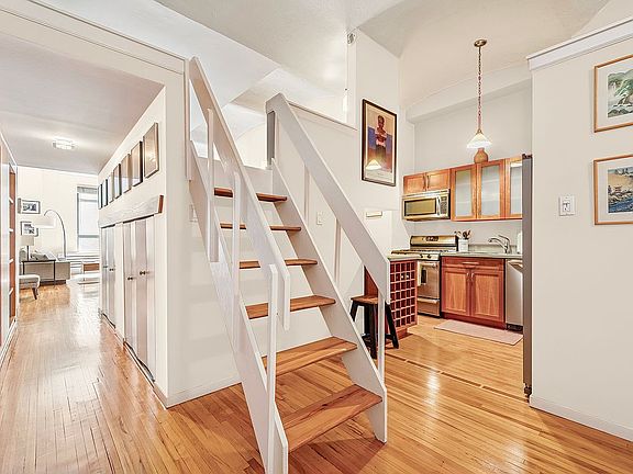 5th image of 39 E 12th St APT 507