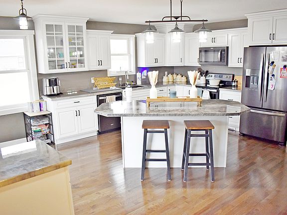 5th image of 301 N Winter St