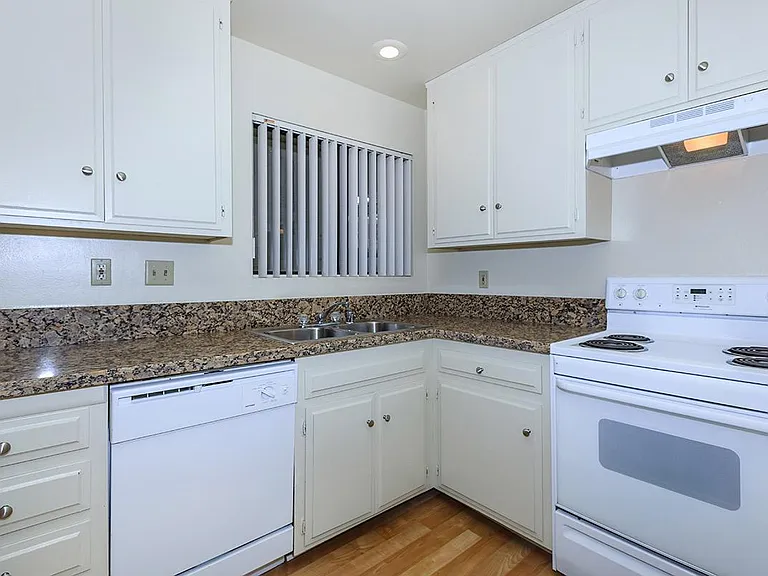 Riviera Vista Apartments — Photo 26