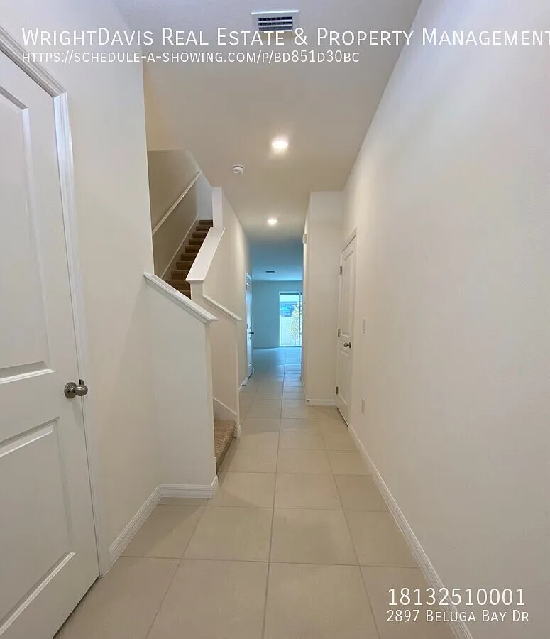 Beautiful 3-bedroom, 2.5-bathroom end-unit home — Photo 4