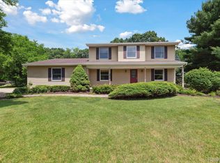 7057 Wide Valley Dr, Brighton, MI