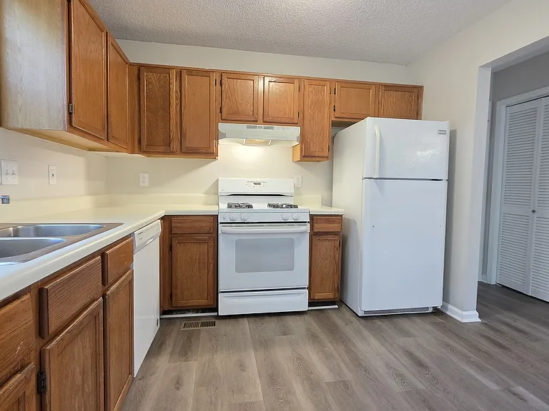 232 Hampton Dr — Photo 11